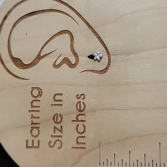 Minimalist Flower Stud Earrings, choice of color - Picture 5 of 8